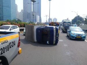 Kecelakaan Mobil Boks di Tol Dalam Kota Arah Cawang, Lalin Tersendat Kecelakaan Mobil Boks di Tol Dalam Kota Arah Cawang, Lalin Tersendat
