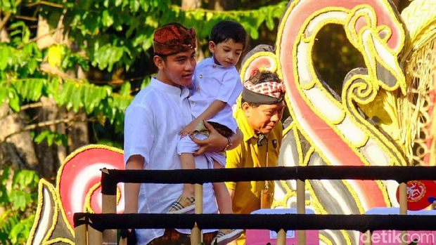 Ethes dan ayahnya, Gibran