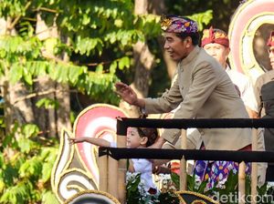 Naik Mobil Pawai Bersama Iriana-Jan Ethes, Jokowi Sapa Warga Bali