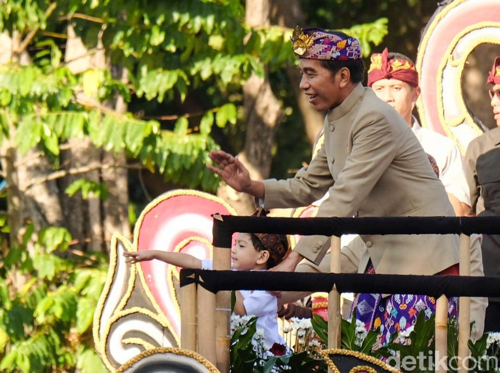 Naik Mobil Pawai Bersama Iriana-Jan Ethes, Jokowi Sapa Warga Bali Naik Mobil Pawai Bersama Iriana-Jan Ethes, Jokowi Sapa Warga Bali