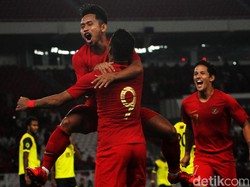 Para pemain Indonesia merayakan gol pertama Indonesia yang dicetak Alberto Goncalves di menit kedua.