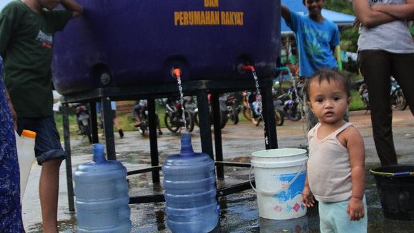 Korban Banjir Konawe Antre Air Bersih