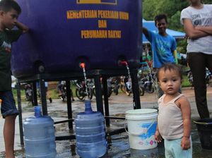 Korban Banjir Konawe Antre Air Bersih