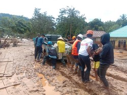 Lumpur Tebal Hambat Distribusi Bantuan untuk Korban Banjir Konawe