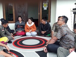 Ibu Penjual Canang Mengaku Palak Wisatawan karena Dagangan Sepi