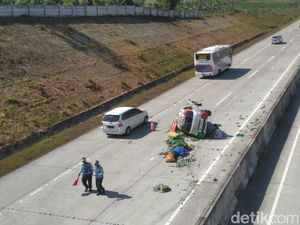 Ban Depan Pecah, Pikap Muat Sayur Terguling di Tol Sumo