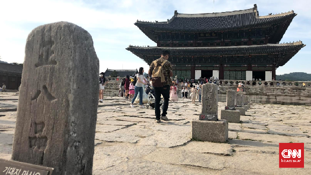 Gyeongbokgung adalah istana utama dan terbesar Dinasti Joseon. Istana yang terletak di Seoul ini telah dipugar dan dijadikan tempat wisata.