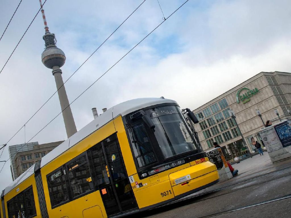 Bom Perang Dunia II Seberat 100 Kg Berhasil Dijinakkan di Berlin Bom Perang Dunia II Seberat 100 Kg Berhasil Dijinakkan di Berlin