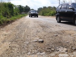 Jalanan di Tapanuli Bagian Selatan hingga Riau Rusak Parah