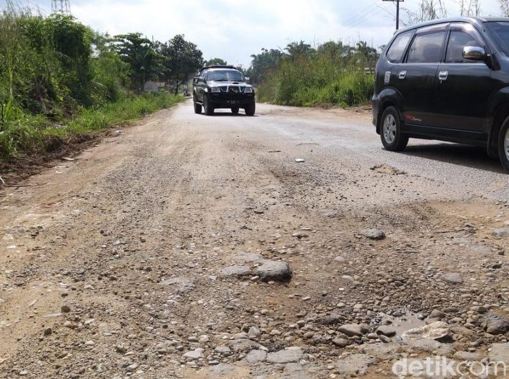 Jalanan di Tapanuli Bagian Selatan hingga Riau Rusak Parah Jalanan di Tapanuli Bagian Selatan hingga Riau Rusak Parah