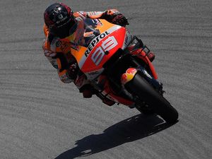 Lorenzo Kecelakaan Lagi di Catalunya, Motornya Naik ke Tumpukan Ban