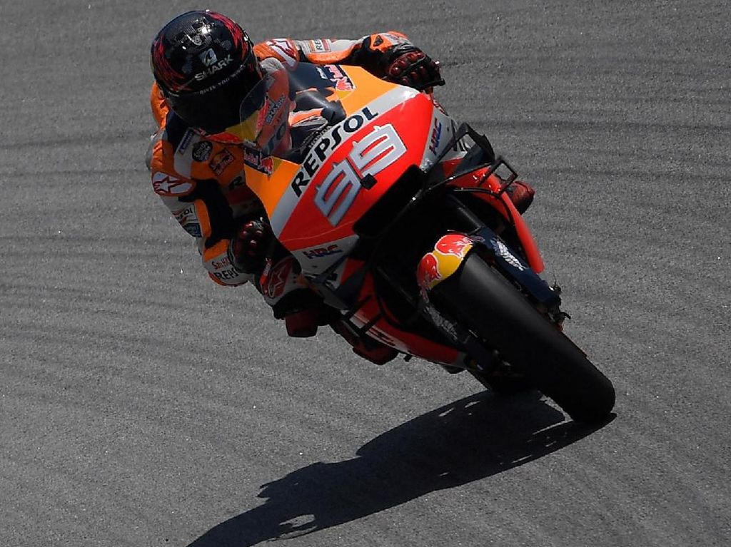 Lorenzo Kecelakaan Lagi di Catalunya, Motornya Naik ke Tumpukan Ban Lorenzo Kecelakaan Lagi di Catalunya, Motornya Naik ke Tumpukan Ban