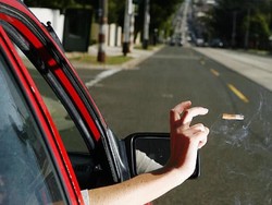 Buang Puntung Rokok dari Mobil, Pengemudi Ini Ditilang Rp 8,2 Juta