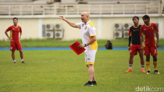 Rafael Berges janji kembalikan Mitra Kukar ke Liga 1. (Foto: Suriyatman/detikSport) Rafael Berges janji kembalikan Mitra Kukar ke Liga 1. (Foto: Suriyatman/detikSport)