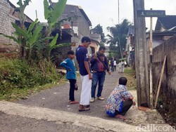 Warga Hanoman Sukabumi Kaget Asap ke Luar dari Bawah Tiang Beton Listrik