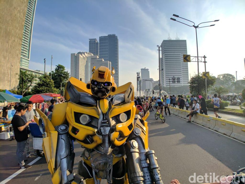 Spiderman hingga Bumble Bee Beraksi di CFD Bundaran HI Spiderman hingga Bumble Bee Beraksi di CFD Bundaran HI