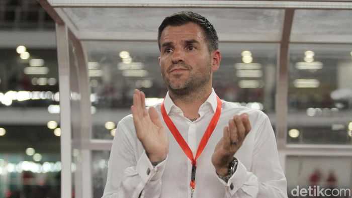 Simon McMenemy tegang dalam debut kandang bersama timnas Indonesia. (Foto: Rifkianto Nugroho/detikSport) Simon McMenemy tegang dalam debut kandang bersama timnas Indonesia. (Foto: Rifkianto Nugroho/detikSport)