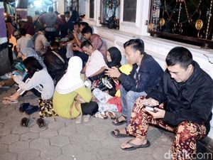 Demi Anak, Puluhan Ortu Rela Menginap di Depan SMPN 2 Purworejo