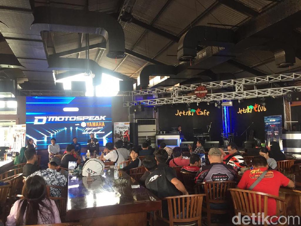 Pedihnya Fan Valentino Rossi di Acara Nobar MotoGP Catalunya detikSport-Yamaha Pedihnya Fan Valentino Rossi di Acara Nobar MotoGP Catalunya detikSport-Yamaha