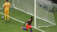 Kolombia mencetak gol keduanya di menit ke-86. Duvan Zapata menyelesaikan umpan Jefferson Lerma dan menegaskan keunggulan timnya. Reuters/Rodolfo Buhrer.