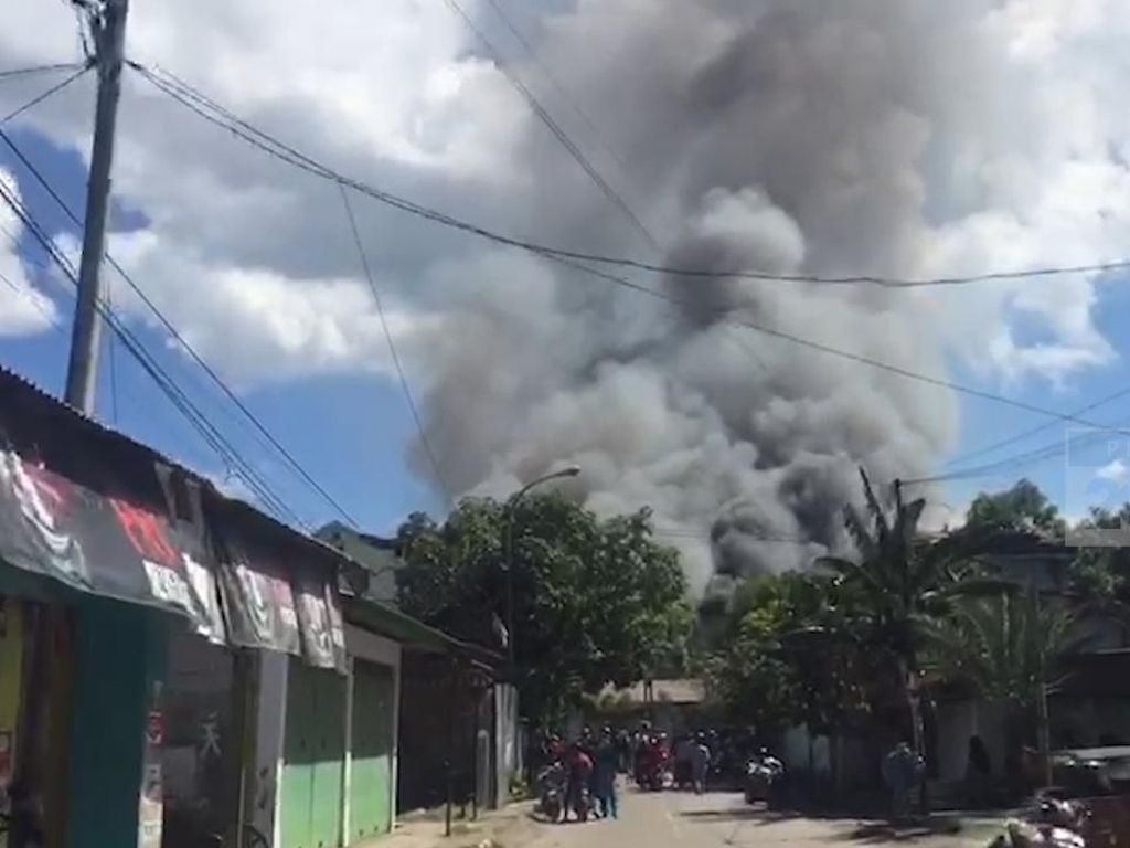 Si Jago Merah Melahap 4 Rumah di Baubau Sultra Si Jago Merah Melahap 4 Rumah di Baubau Sultra