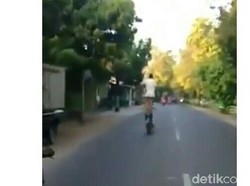 Viral! Pemotor di Kudus Atraksi Berdiri di Atas Jok