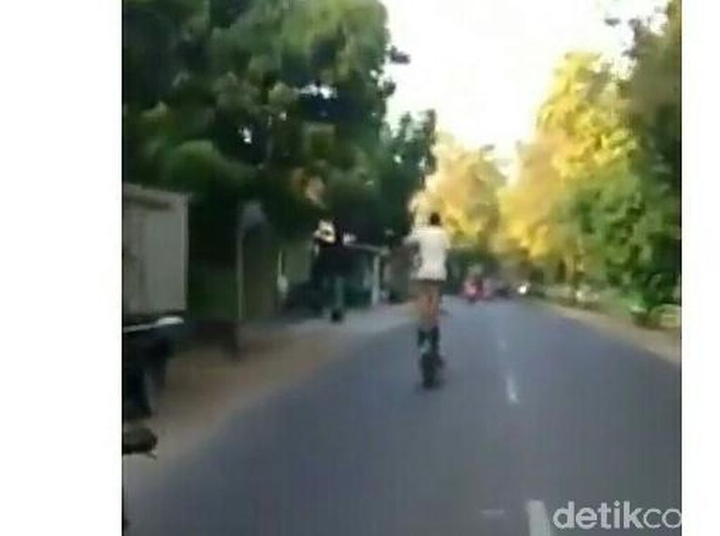 Viral! Pemotor di Kudus Atraksi Berdiri di Atas Jok Viral! Pemotor di Kudus Atraksi Berdiri di Atas Jok
