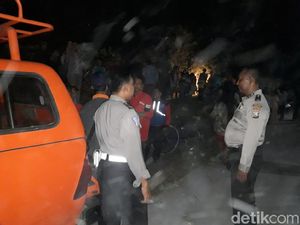 Pencari Pakan Ternak Hilang di Sungai Usai Jatuh dari Pohon