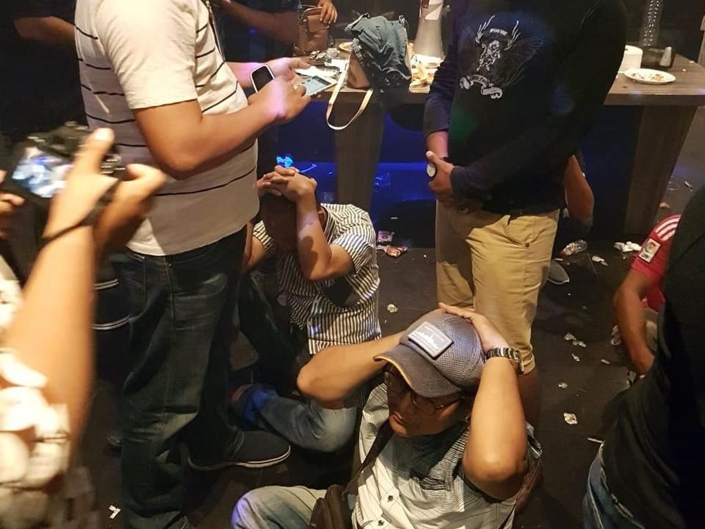 Karaoke di Surabaya Dirazia, 11 Pengunjung Positif Narkoba Karaoke di Surabaya Dirazia, 11 Pengunjung Positif Narkoba