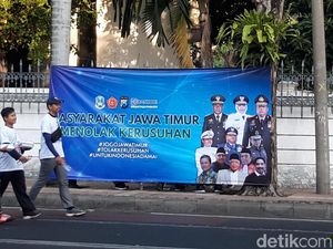 Spanduk Tolak Kerusuhan Hiasi Sudut Kota Surabaya Spanduk Tolak Kerusuhan Hiasi Sudut Kota Surabaya