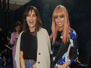 Bikin Takjub, Model 54 Tahun Ini Awet Muda Seperti Seumuran dengan Anaknya