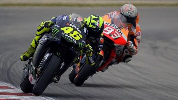 Monster Energy Yamaha's Italian rider Valentino Rossi (L) and Repsol Honda Team's Spanish rider Marc Marquez ride during the Catalunya MotoGP Grand Prix first free practice session at the Catalunya racetrack in Montmelo, near Barcelona, on June 14, 2019. (Photo by LLUIS GENE / AFP)