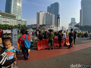 Sejumlah Orang Kampanye Anti-Sampah Plastik di CFD