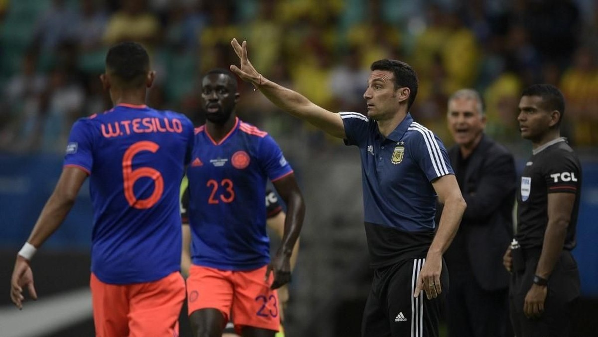 Pelatih timnas Argentina Lionel Scaloni menyalahkan lapangan setelah anak asuhnya dikalahkan Kolombia 0-2. (Juan MABROMATA / AFP)