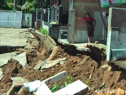 Belasan Halaman Rumah Warga di Mamuju Tiba-tiba Ambles 3 Meter