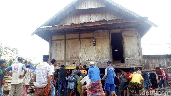 Foto: Tradisi Unik NTB, Angkat Rumah Ramai-ramai