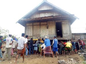 Foto: Tradisi Unik NTB, Angkat Rumah Ramai-ramai Foto: Tradisi Unik NTB, Angkat Rumah Ramai-ramai
