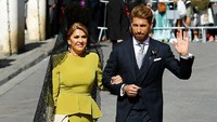 Sergio Ramos datang ke lokasi pernikahan dengan didampingi ibunya, Paqui Garcia. Marcelo del Pozo/Reuters.