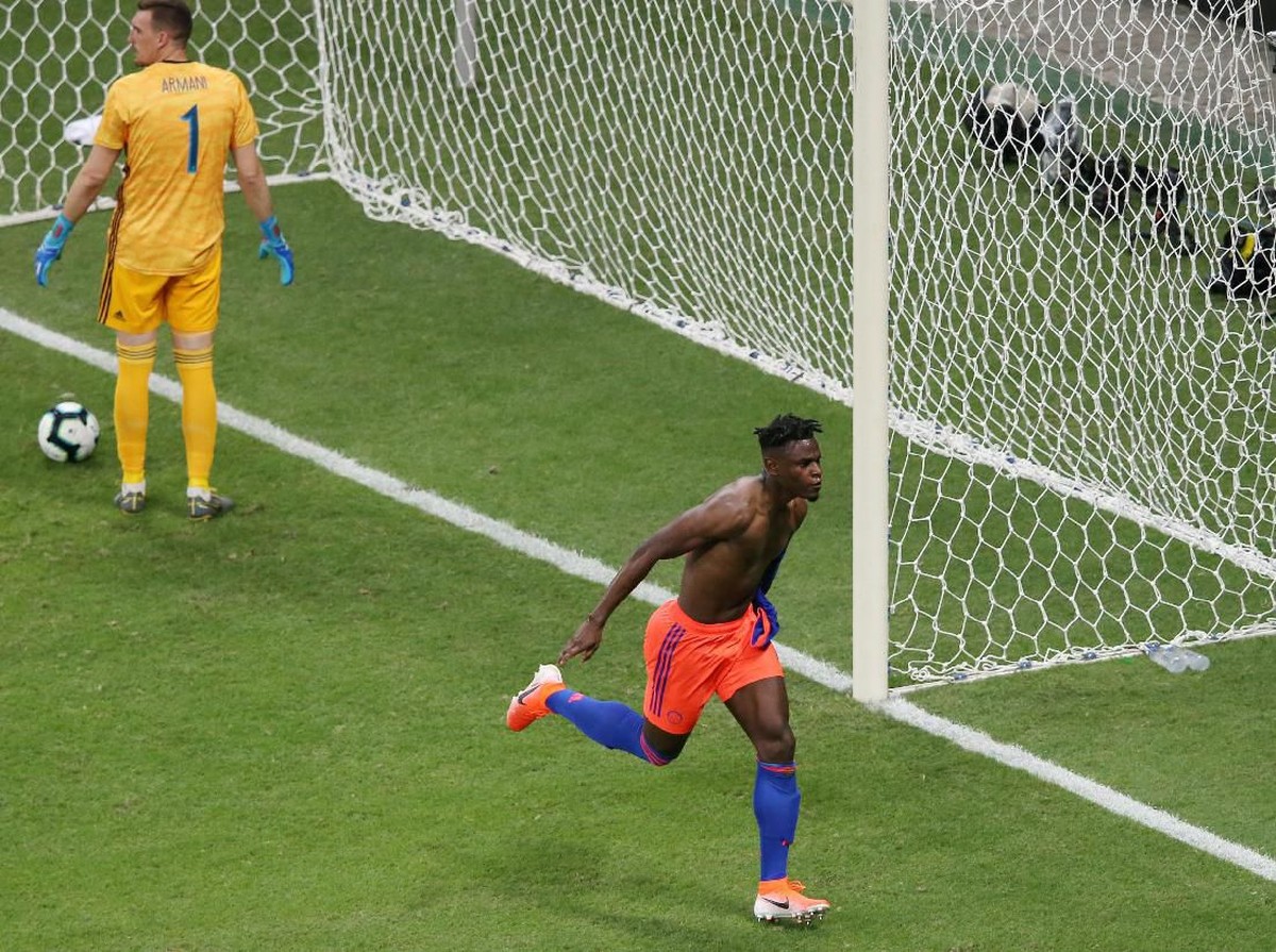 Pemain Kolombia Duvan Zapata merayakan gol ke gawang Argentina. Los Cafeteros menang 2-0 atas La Albiceleste. (Foto: Rodolfo Buhrer/Reuters)