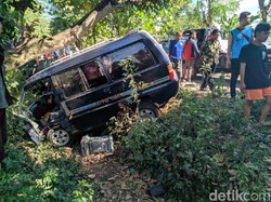 Hindari Motor Berhenti Mendadak, Sebuah Mobil Nyemplung Sungai