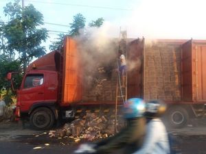 Korsleting Kabel Lampu, Truk Kontainer Muat Mi Terbakar di Jombang