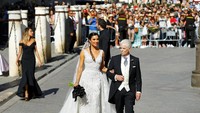 Sementara Pilar Rubio datang dengan didampingi ayahnya, Manuel Rubio. Marcelo del Pozo/Reuters.