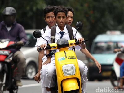 Jangan Ditiru! Aksi Pemotor Bonceng Tiga Marak di Jakarta