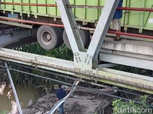 Jembatan Penghubung Sumsel-Lampung Putus Total, 2 Truk Terjebak