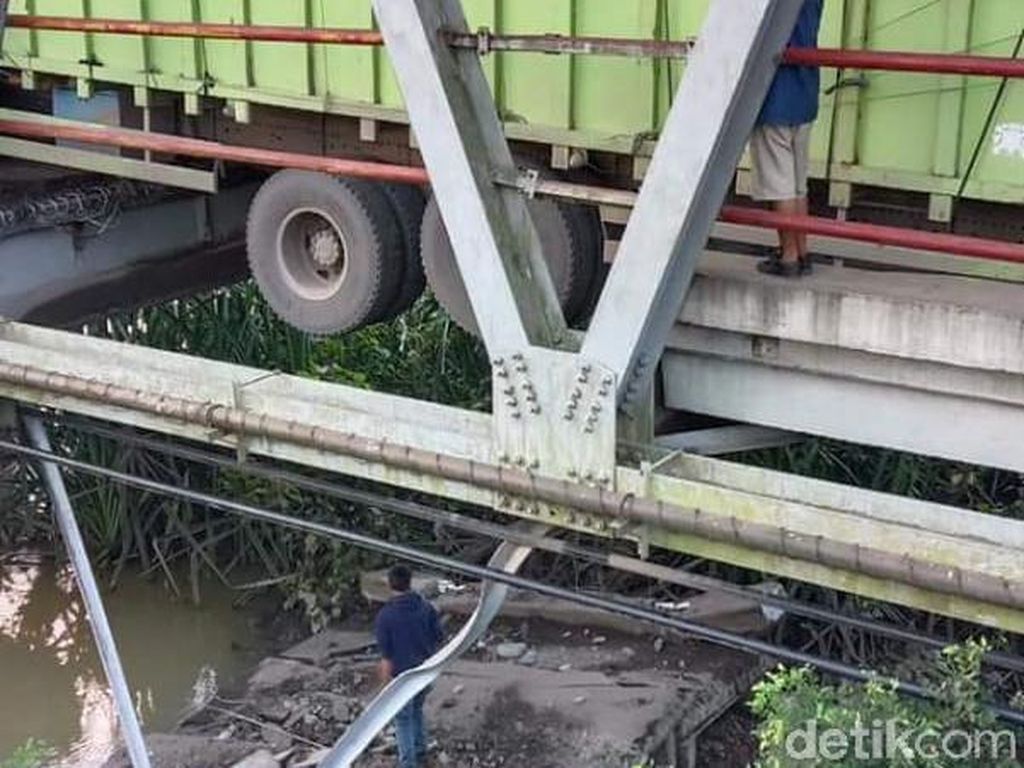 Jembatan Penghubung Sumsel-Lampung Putus Total, 2 Truk Terjebak Jembatan Penghubung Sumsel-Lampung Putus Total, 2 Truk Terjebak