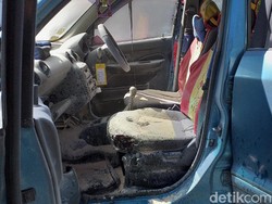 Mobil Mantan Anggota Dewan Terparkir di DPRD Surabaya Terbakar