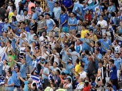 Para pendukung Uruguay terus meneriakkan yel-yel dukungan kepada Suarez dkk. Washington Alves/Reuters.