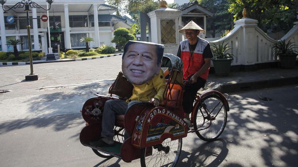 Aksi Warga Solo Sindir Tingkah Setya Novanto Aksi Warga Solo Sindir Tingkah Setya Novanto