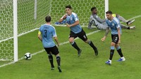 Menjelang turun minum Uruguay mengubah skor menjadi 3-0. Luis Suarez membuat Uruguay memasuki jeda babak pertama dalam posisi sangat nyaman. Washington Alves/Reuters.