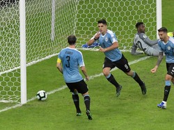 Menjelang turun minum Uruguay mengubah skor menjadi 3-0. Luis Suarez membuat Uruguay memasuki jeda babak pertama dalam posisi sangat nyaman. Washington Alves/Reuters.